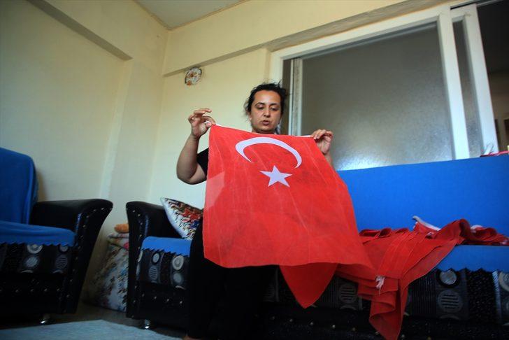 Mersin'de çöpte bulduğu Türk bayraklarını evinde muhafaza altına alan kadın takdir topladı G1