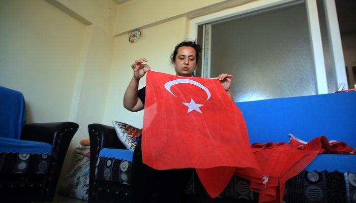 Mersin'de çöpte bulduğu Türk bayraklarını evinde muhafaza altına alan kadın takdir topladı