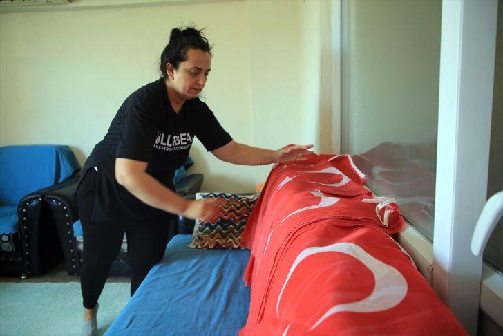 Mersin'de çöpte bulduğu Türk bayraklarını evinde muhafaza altına alan kadın takdir topladı G2