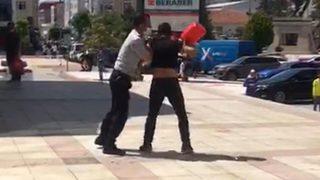 Dehşete düşüren anlar! Üzerine benzin döküp kendini yakmaya kalktı