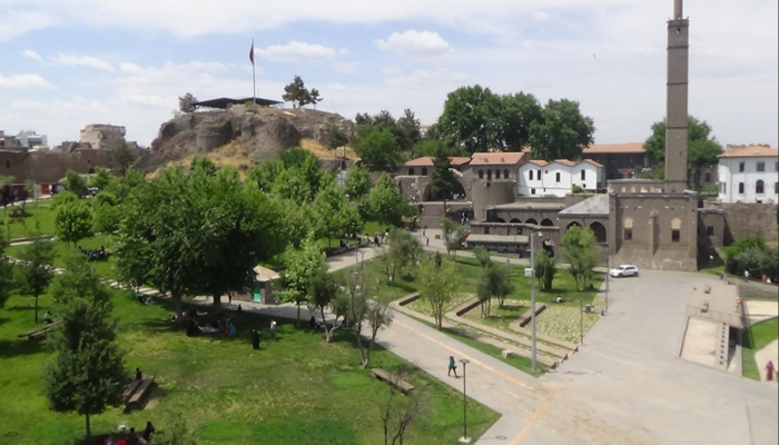 Kısıtlamanın bitmesiyle beraber Diyarbakır’da tarihi mekanlar dolup taştı