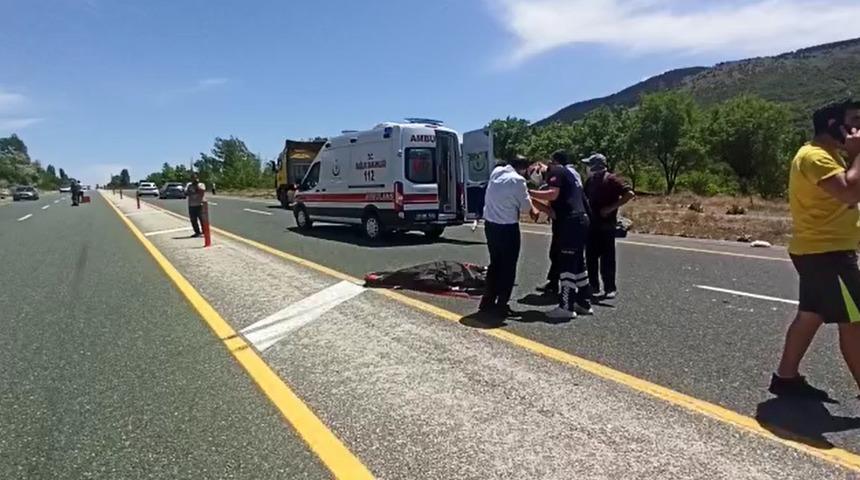 Elazığ'da feci kaza! Yolun karşısına geçmeye çalışan çifte TIR çarptı