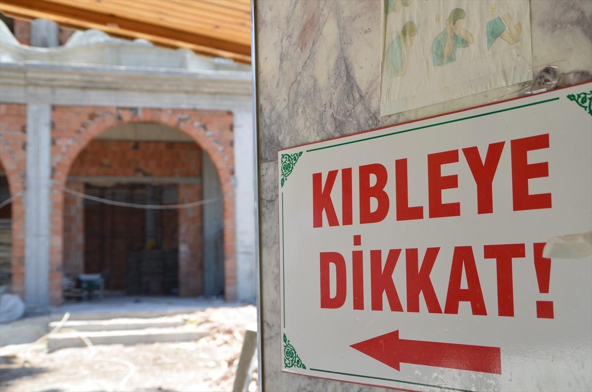 Kuşadası'nda kıblesinin yanlış olduğu 49 yıl sonra fark edilen caminin yerine yenisi yapılıyor
