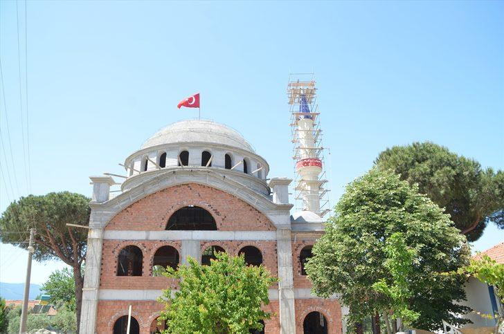Kuşadası'nda kıblesinin yanlış olduğu 49 yıl sonra fark edilen caminin yerine yenisi yapılıyor G2