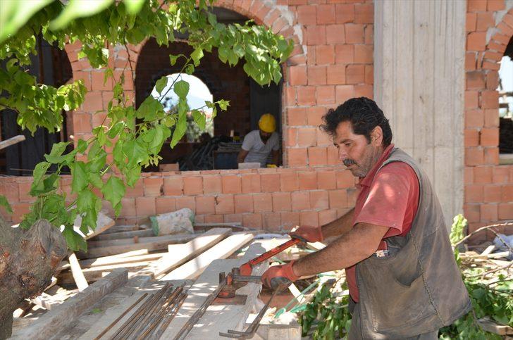 Kuşadası'nda kıblesinin yanlış olduğu 49 yıl sonra fark edilen caminin yerine yenisi yapılıyor G3