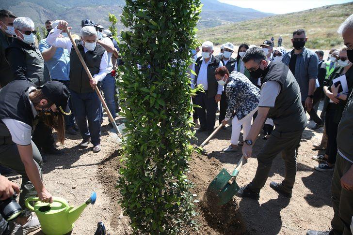 Bakan Bekir Pakdemirli, Adana'daki yangında ekili arazilerin zarar görmediğini bildirdi G5