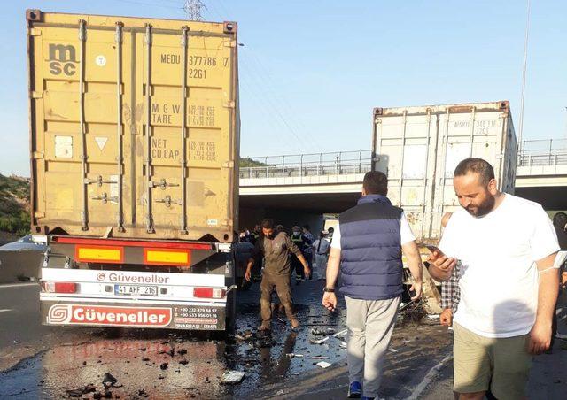 Kocaeli'de beton bariyere çarpan tırın sürücüsü yaralandı