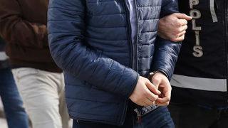 İzmir'de cep telefonlarına zararlı yazılım göndererek dolandırıcılık yapan 2 kişi tutuklandı