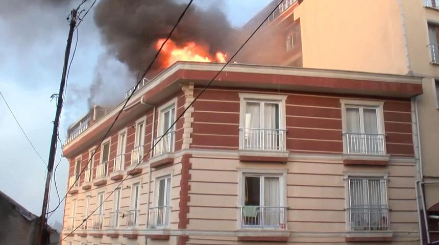 Ey&uuml;psultan'da korkutan yangın! Camlardan hortumlarla su sıktılar