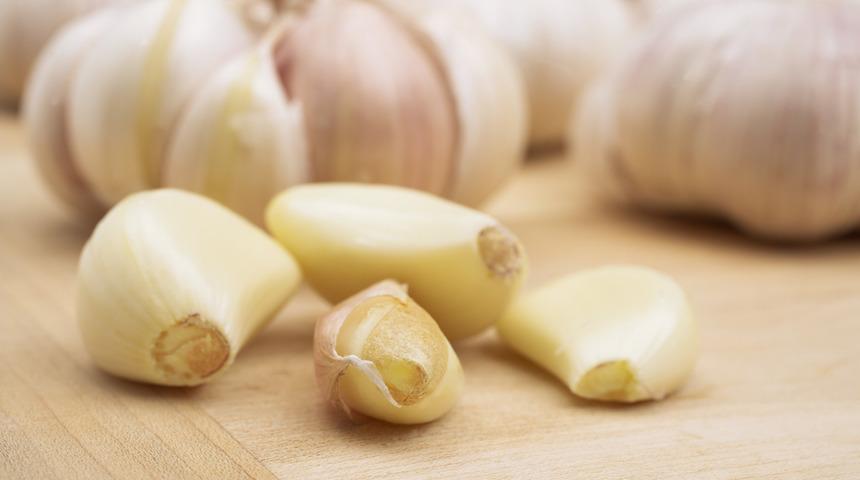 Meğer şimdiye kadar hep yanlış yapmışız! Sarımsağı bozulmadan saklamak i&ccedil;in en pratik y&ouml;ntemler
