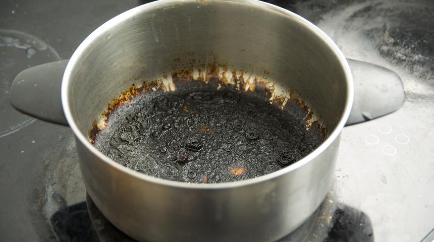 Tencereniz yandığında sakın çöpe atmayın! Sadece 3 adımda tencerenizi kurtarabilirsiniz