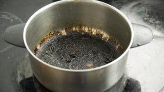 Tencereniz yandığında sakın çöpe atmayın! Sadece 3 adımda tencerenizi kurtarabilirsiniz