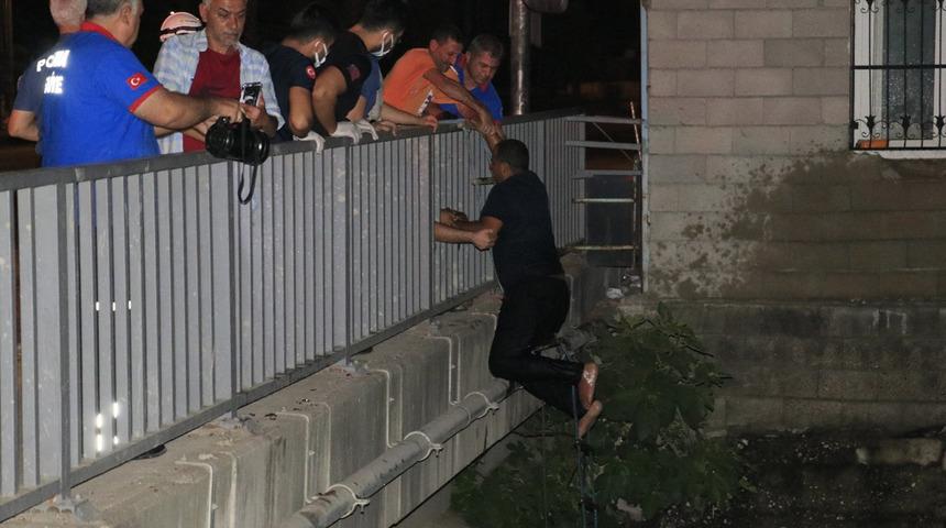 Adana'da dereye düşen TIR'ın sürücüsünü itfaiye ekipleri kurtardı