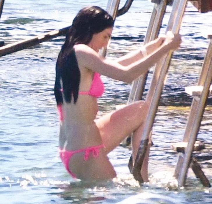 Tatil sezonunu açan Onur Ünlü sevgilisi Hazar Ergüçlü'yü öpücüklere boğdu! G3