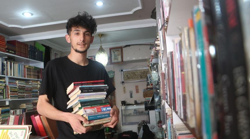 Yaşıtları dijital dünyanın etkisinden çıkamayan genç, okuduğu binlerce kitapla sahaf açtı