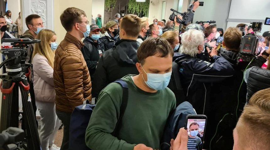 Belarus'un inişe zorladığı u&ccedil;aktaki yolcular anlatıyor: 'Herkes paniğe kapıldı, d&uuml;ş&uuml;yoruz sandık'
