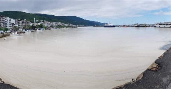 Yalova sahillerini kaplayan deniz salyası rüzgarın etkisiyle dağılmaya başladı G2