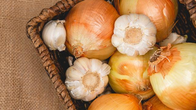 Soğan ve sarımsak kabuklarını sakın çöpe atmayın! Bu 5 madde konuya bakış açınızı tamamen değiştirecek