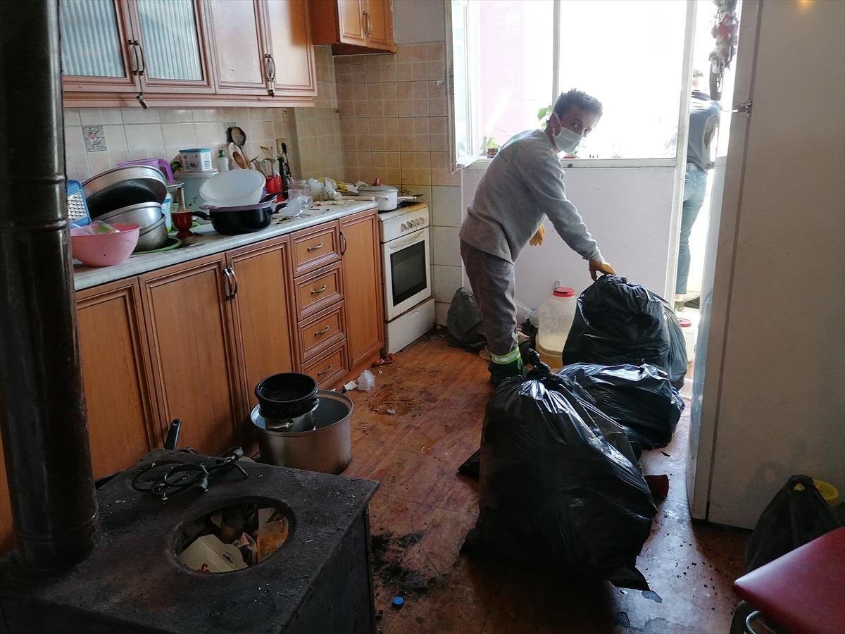 Samsun'da bir evden 1,5 kamyon &ccedil;&ouml;p &ccedil;ıkarıldı