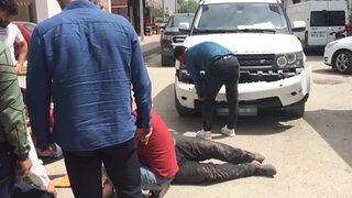 Çarptığı motosiklet sürücüsü yerde kıvranırken aracının tamponuyla ilgilendi