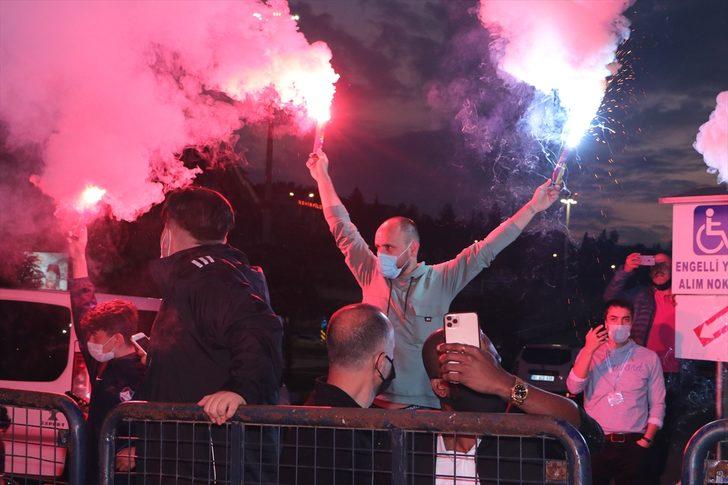 Trabzonspor'un anlaşmaya vardığı Gervinho ve Peres, Trabzon'a geldi G3