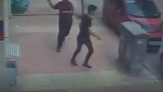 Sokak ortasında 17 yaşındaki genci darp edip telefonunu almaya çalıştı