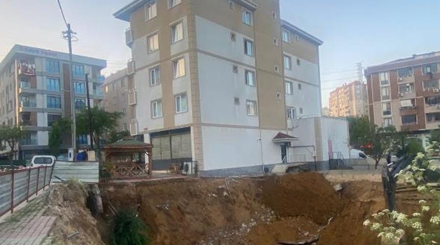 Pendik'te istinat duvarı çöken 5 katlı bina boşaltıldı