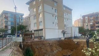 Pendik'te istinat duvarı çöken 5 katlı bina boşaltıldı