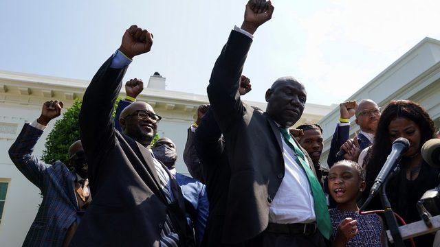 George Floyd &ouml;l&uuml;m&uuml;n&uuml;n birinci yıld&ouml;n&uuml;m&uuml;nde anıldı, ailesi Biden ile g&ouml;r&uuml;şt&uuml; 1