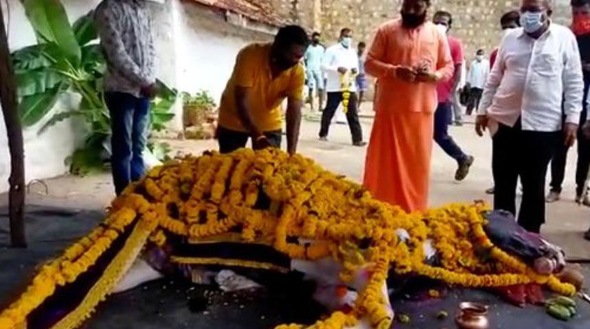 Her g&uuml;n 4 bine yakın kişinin &ouml;ld&uuml;ğ&uuml; Hindistan'da at i&ccedil;in cenaze! Y&uuml;zlerce kişi katıldı