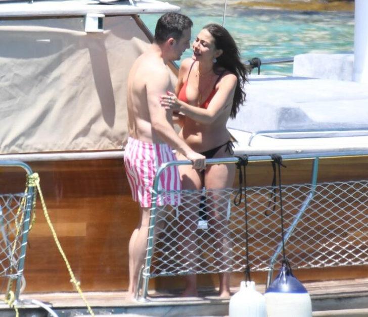 Aşk sarhoşu Oğuzhan Koç sevgilisi Demet Özdemir'i öpücüklere boğdu! G1