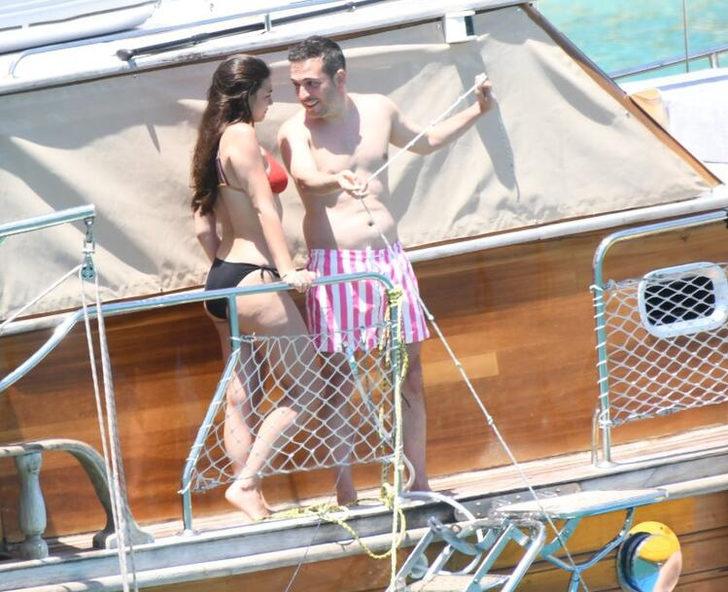 Aşk sarhoşu Oğuzhan Koç sevgilisi Demet Özdemir'i öpücüklere boğdu! G2