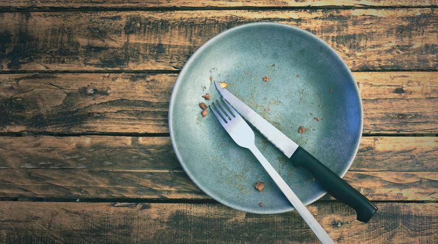 Meğer çözümü çok basitmiş! Tabakların üzerindeki çizikleri bu yöntemle ortadan kaldırabilirsiniz