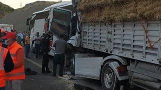 Şoförü fenalaşan TIR, yolcu otobüsüne çarptı: 8 yaralı
