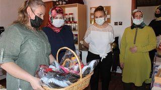 Kadınlar pamuktan ayakkabı üretti