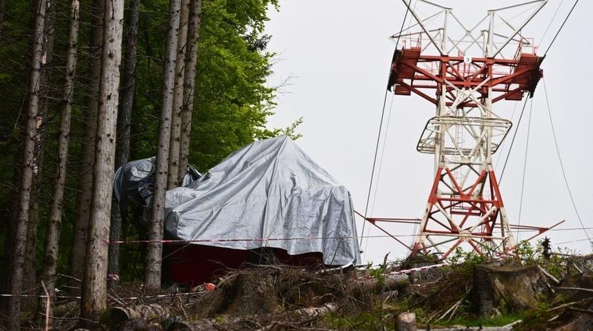 İtalya'da 14 kişinin &ouml;ld&uuml;ğ&uuml; teleferik kazası sonrası 3 kişiye su&ccedil;lama: 'Acil durum frenlerini devre dışı bıraktılar'