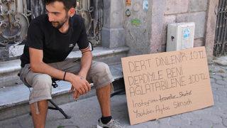 Türkiye'yi gezerek 10 liraya dert dinliyor! Kendisini ağlatana 100 lira veriyor