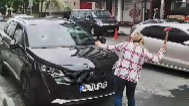 Şoke eden anlar! Boşanma aşamasındaki kocasının cipine çekiçle saldırdı