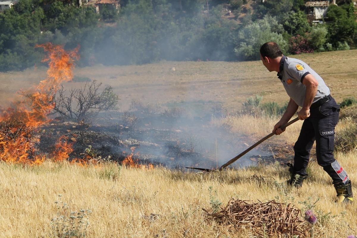 Hatay'da anız yangını 350 d&ouml;n&uuml;m makilik alanda zarara yol a&ccedil;tı