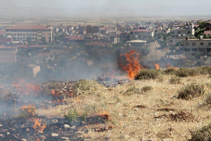 Hatay'da anız yangını 350 dönüm makilik alanda zarara yol açtı G2