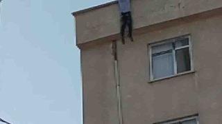 5 katlı binanın çatısından sarkıp intihara kalkıştı, 2 öğretmen kolundan çekip kurtardı