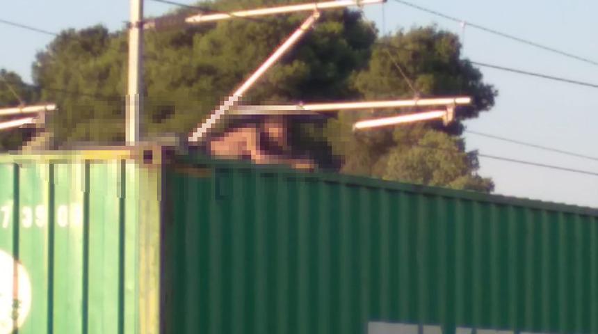 Tren vagonun üzerinde fotoğraf çekilmek isterken elektrik akımına kapıldı