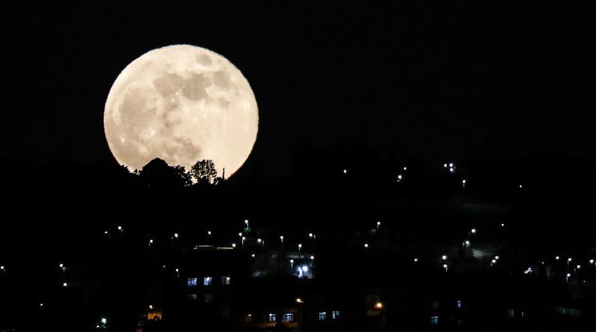 'Süper Ay' seyrine doyulmaz manzaralar oluşturdu