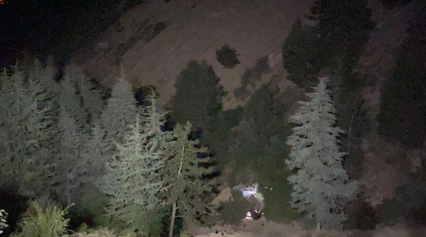 Otomobil 100 metrelik u&ccedil;urumdan aşağı d&uuml;şt&uuml;: 1 &ouml;l&uuml;, 4 yaralı