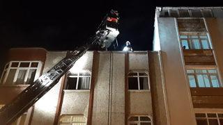 Zeytinburnu'nda 4 katlı binanın en üst katında yangın: 1 ölü