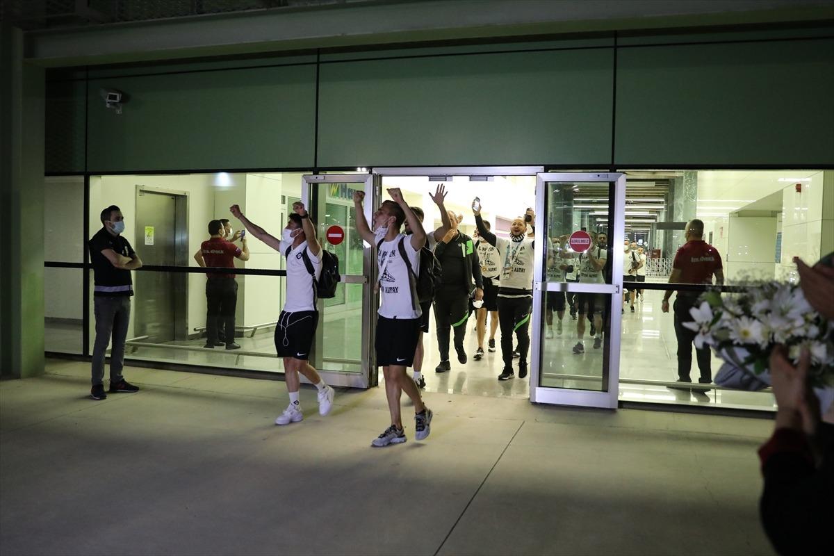 S&uuml;per Lig'e y&uuml;kselen Altay'ı İzmir'de taraftarlar karşıladı