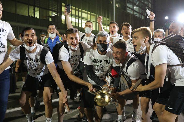 Süper Lig'e yükselen Altay'ı İzmir'de taraftarlar karşıladı G2