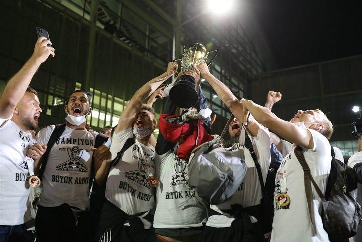 Süper Lig'e yükselen Altay'ı İzmir'de taraftarlar karşıladı G3