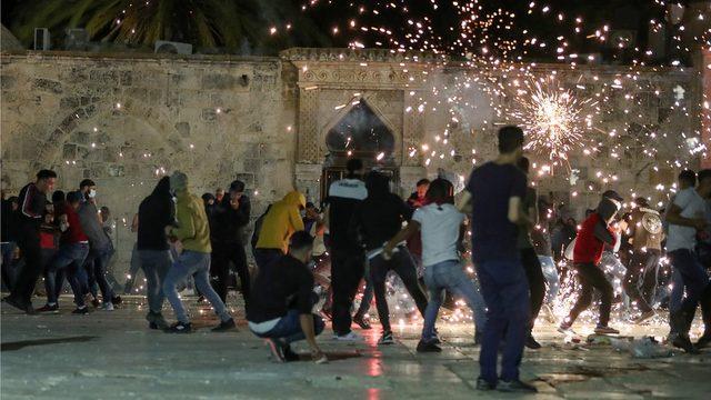 Kudüs'ün Eski Şehir bölgesindeki Mescid'i Aksa'da İsrail polisinin ses bomabsı atmasına Filistinliler tepki gösterdi