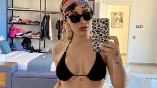 İrem Derici süper minili poz verip isyan etti: Sevilmek istiyorum kardeşim